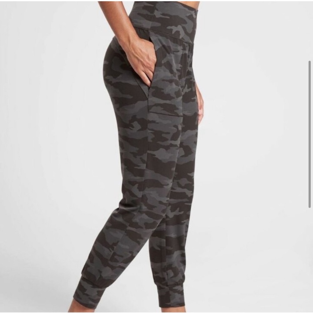 Athleta Salutation Camo Women’s Jogger Size MP